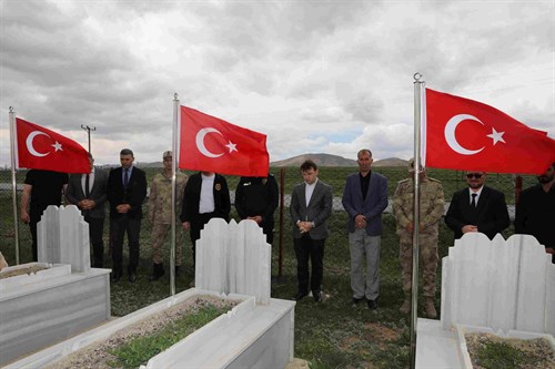 Şehitlerimizin Kabirlerindeyiz